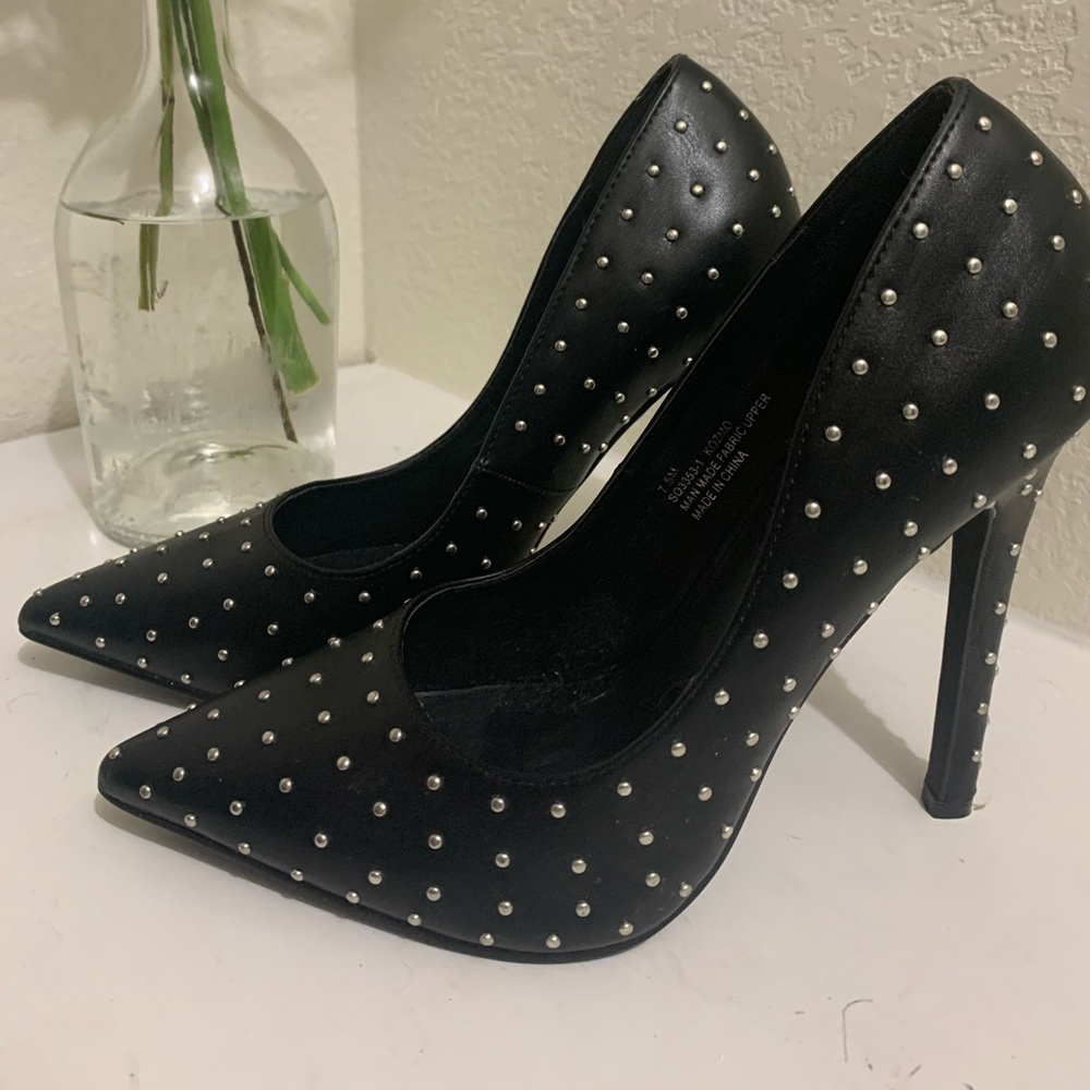 Studded Pointed Toe Pums